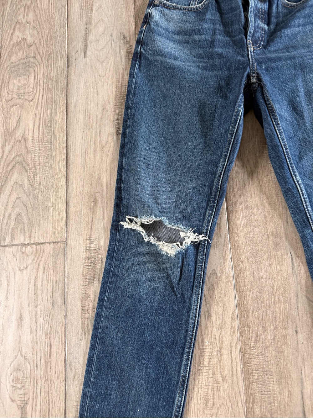 Everlane Distressed Cheeky Jean 25R - Picture 4 of 12